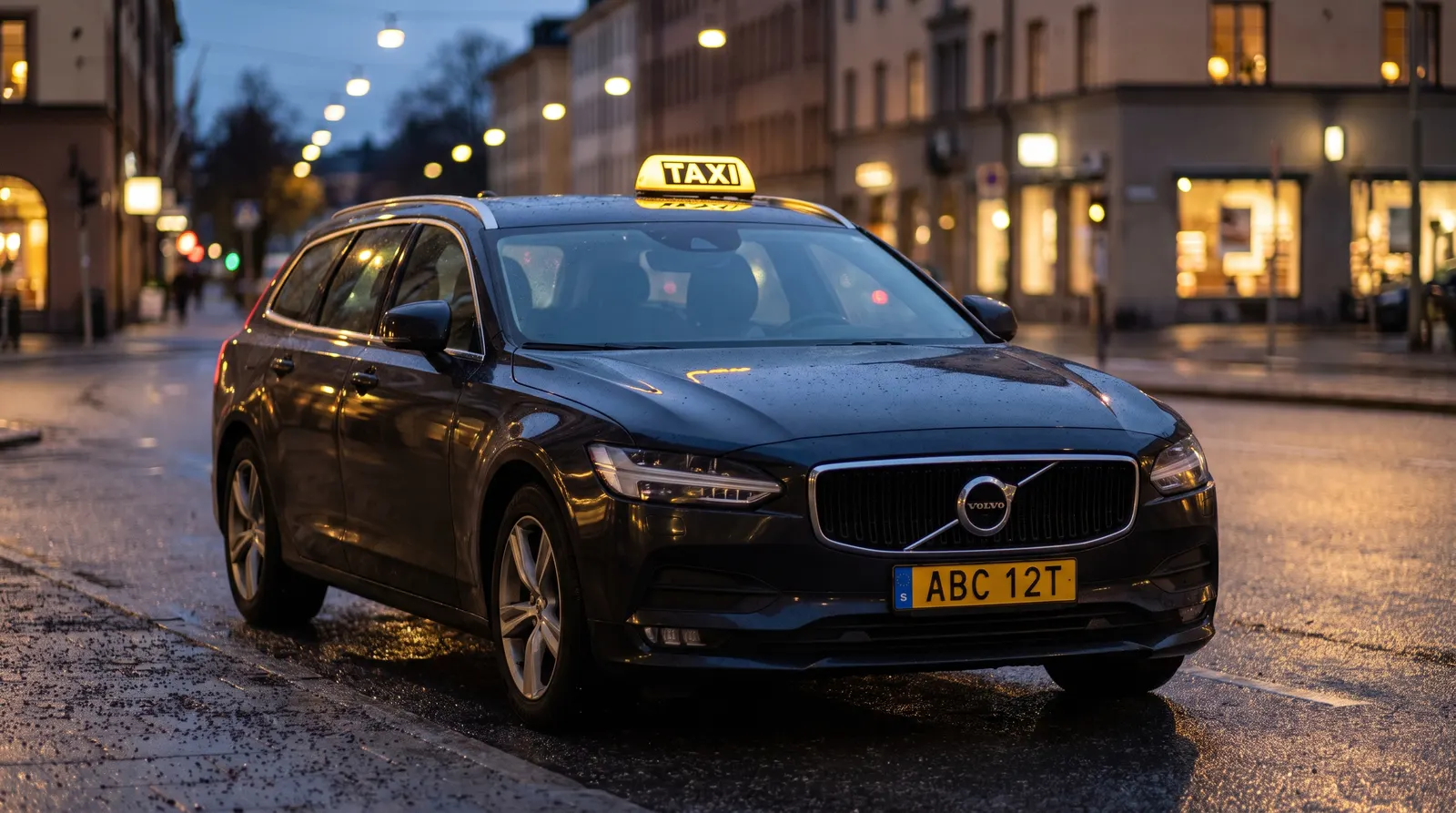 Taxi med tänd taxiskylt på en stadsgata en regnig kväll